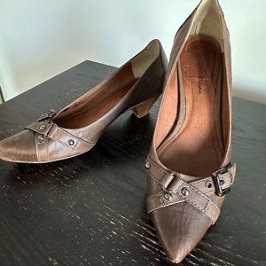 Vianni Collection Brown Pumps